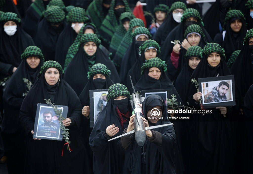 Tahran'da düzenlenen yürüyüşte yüzlerce kişi ABD ve İsrail'i protesto etti
