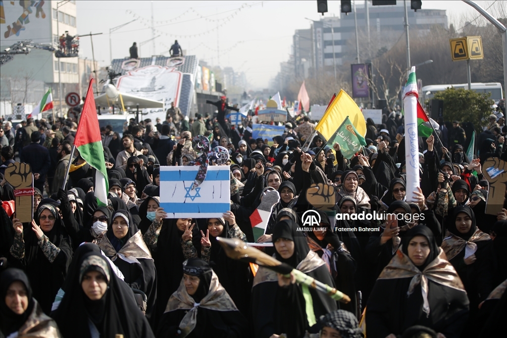 Tahran'da düzenlenen yürüyüşte yüzlerce kişi ABD ve İsrail'i protesto etti