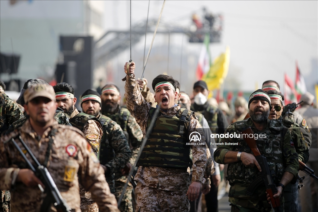Tahran'da düzenlenen yürüyüşte yüzlerce kişi ABD ve İsrail'i protesto etti