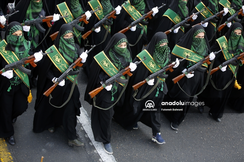Tahran'da düzenlenen yürüyüşte yüzlerce kişi ABD ve İsrail'i protesto etti