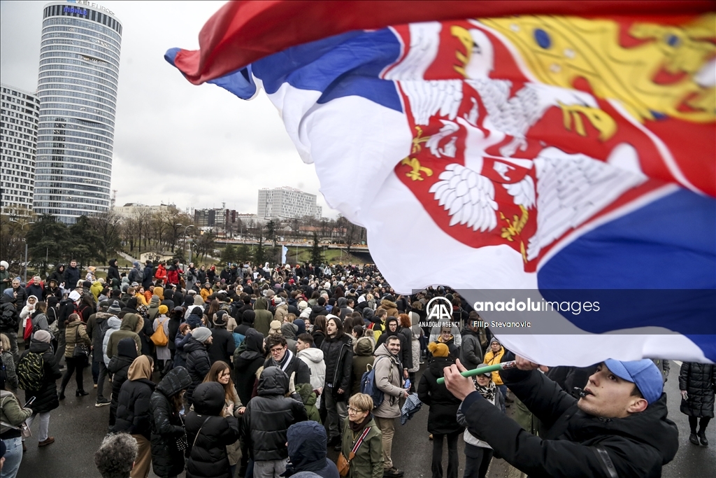 Thousands of students reacted with the government blocked a major intersection in Serbia