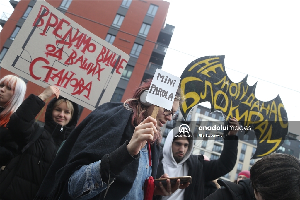 Thousands of students reacted with the government blocked a major intersection in Serbia