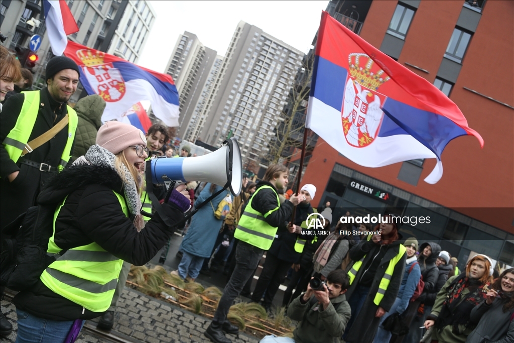 Thousands of students reacted with the government blocked a major intersection in Serbia