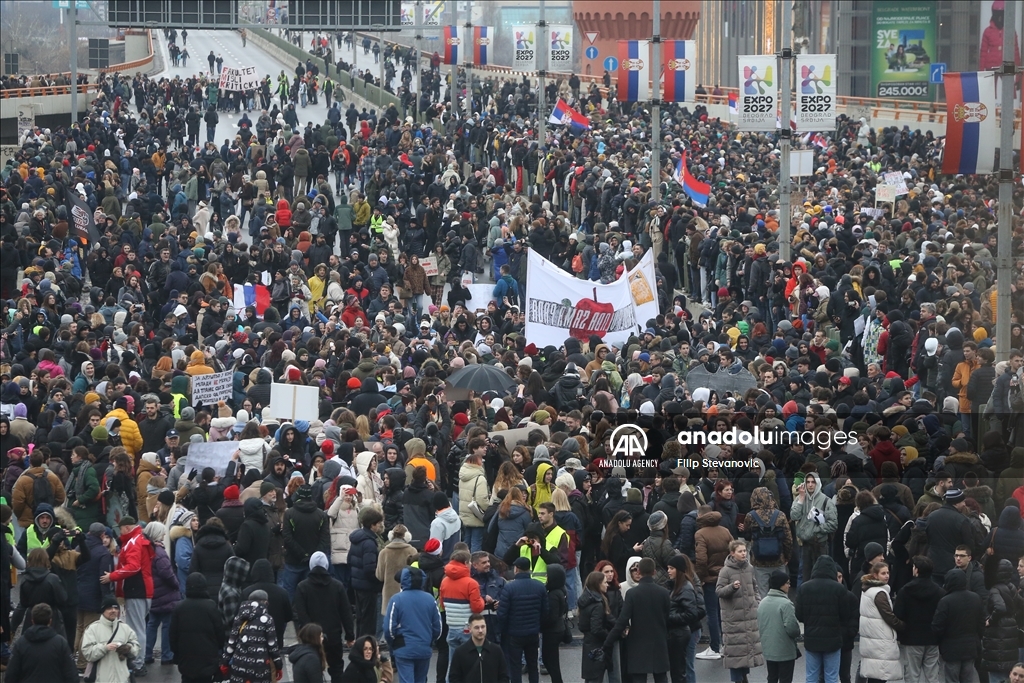 Thousands of students reacted with the government blocked a major intersection in Serbia