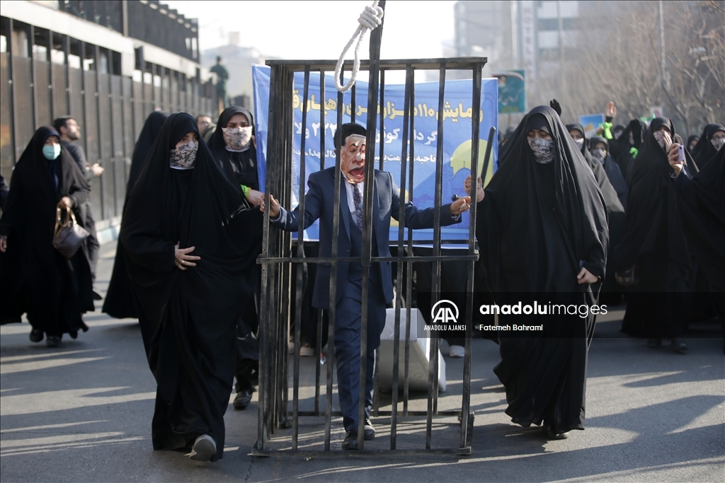 Tahran'da düzenlenen yürüyüşte yüzlerce kişi ABD ve İsrail'i protesto etti