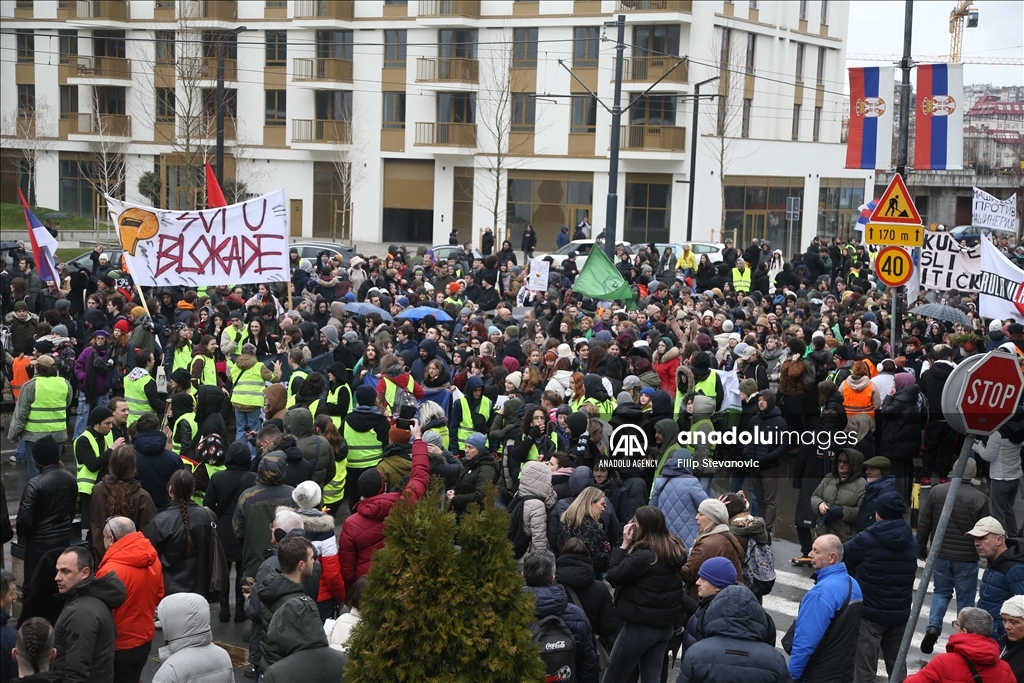 Thousands of students reacted with the government blocked a major intersection in Serbia