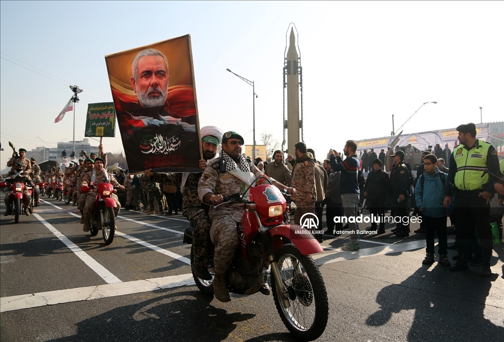 Tahran'da düzenlenen yürüyüşte yüzlerce kişi ABD ve İsrail'i protesto etti