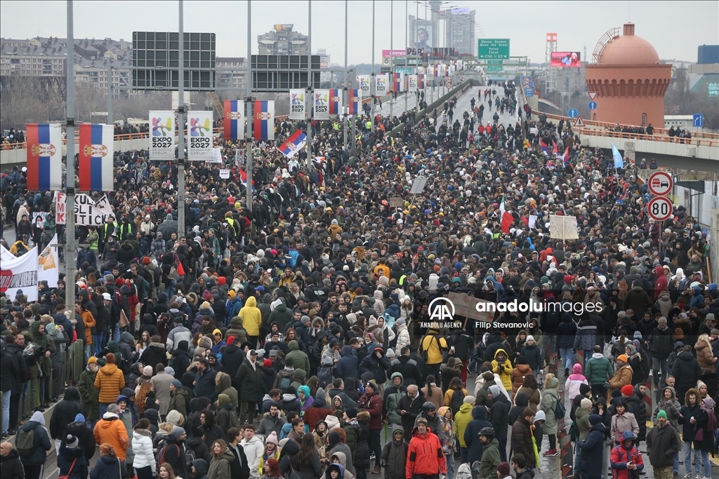 Thousands of students reacted with the government blocked a major intersection in Serbia