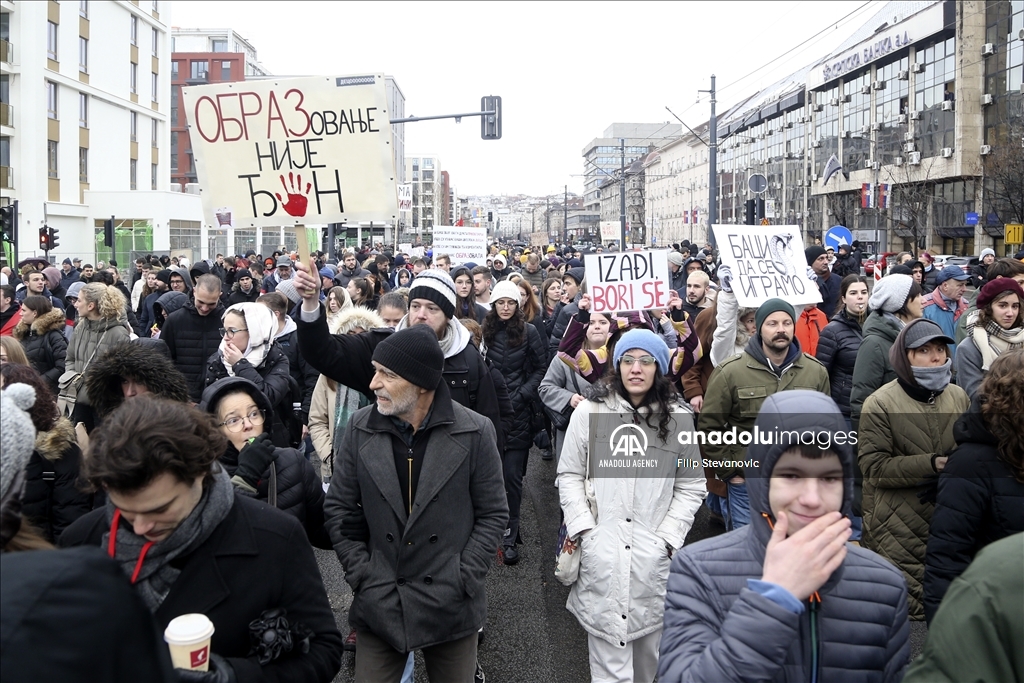 Thousands of students reacted with the government blocked a major intersection in Serbia