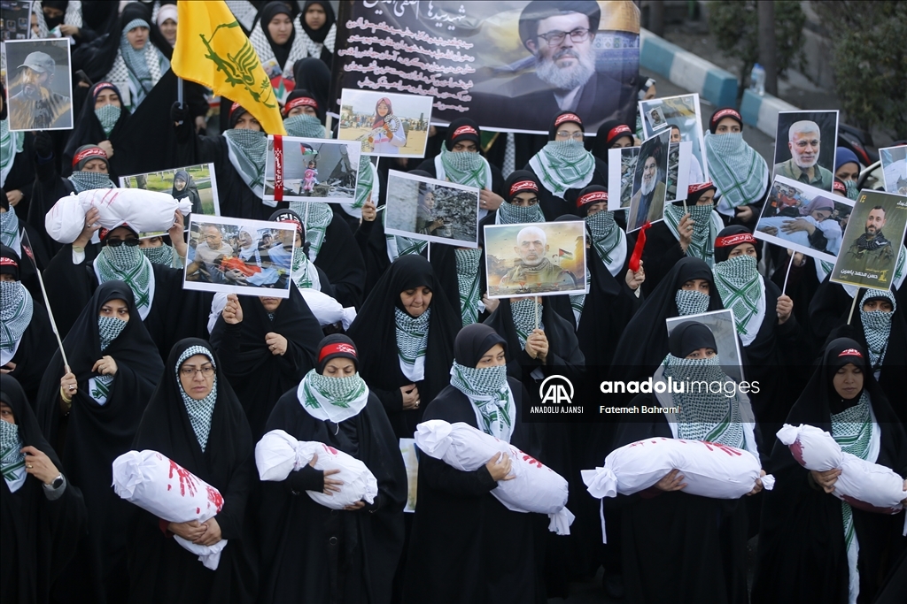 Tahran'da düzenlenen yürüyüşte yüzlerce kişi ABD ve İsrail'i protesto etti