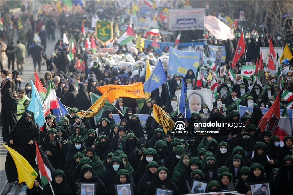 Tahran'da düzenlenen yürüyüşte yüzlerce kişi ABD ve İsrail'i protesto etti