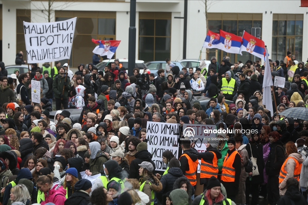 Thousands of students reacted with the government blocked a major intersection in Serbia