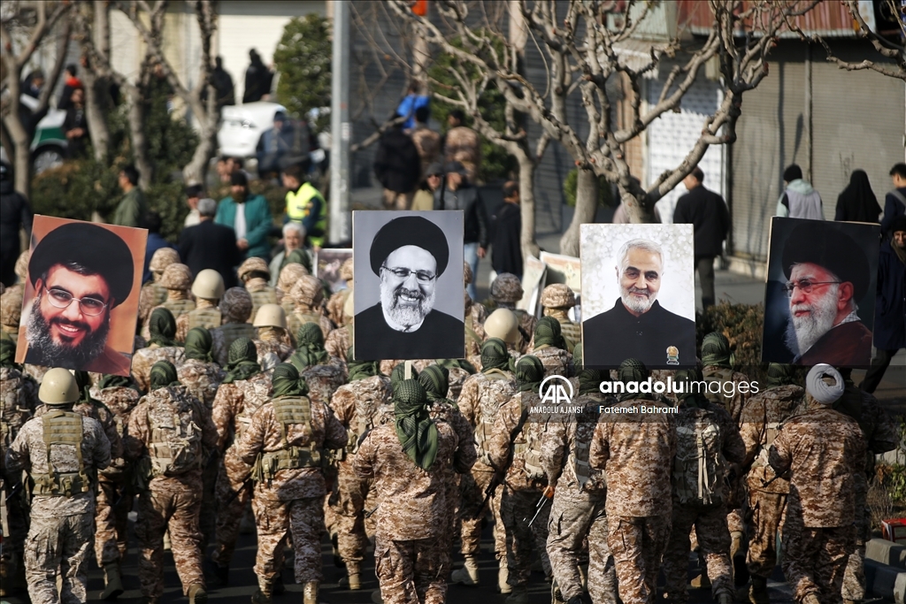 Tahran'da düzenlenen yürüyüşte yüzlerce kişi ABD ve İsrail'i protesto etti