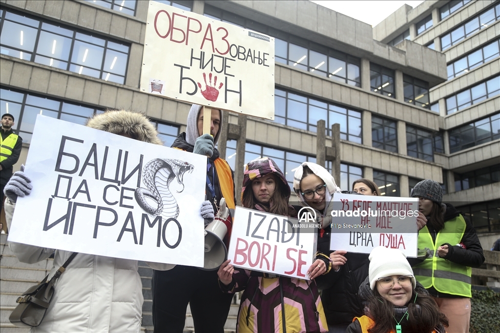 Thousands of students reacted with the government blocked a major intersection in Serbia
