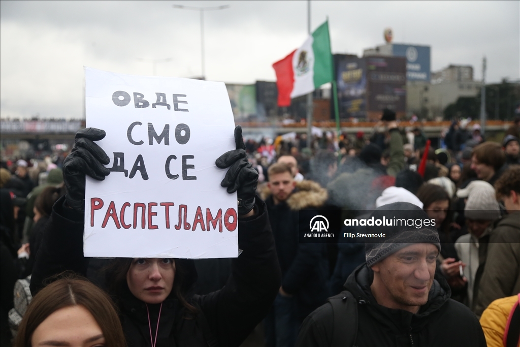 Thousands of students reacted with the government blocked a major intersection in Serbia