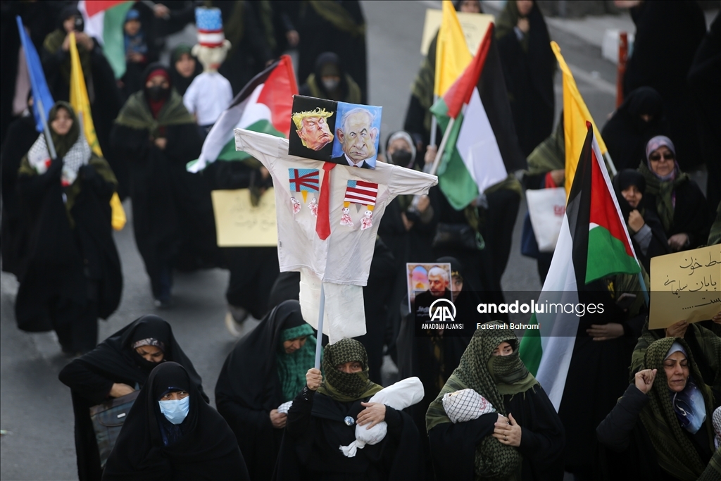 Tahran'da düzenlenen yürüyüşte yüzlerce kişi ABD ve İsrail'i protesto etti