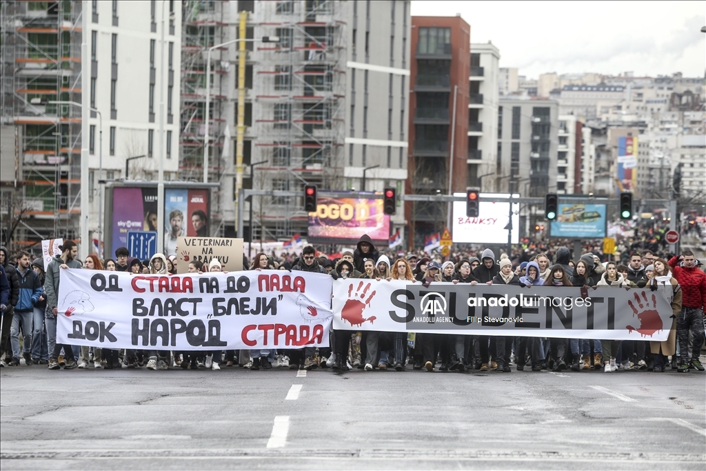 Thousands of students reacted with the government blocked a major intersection in Serbia