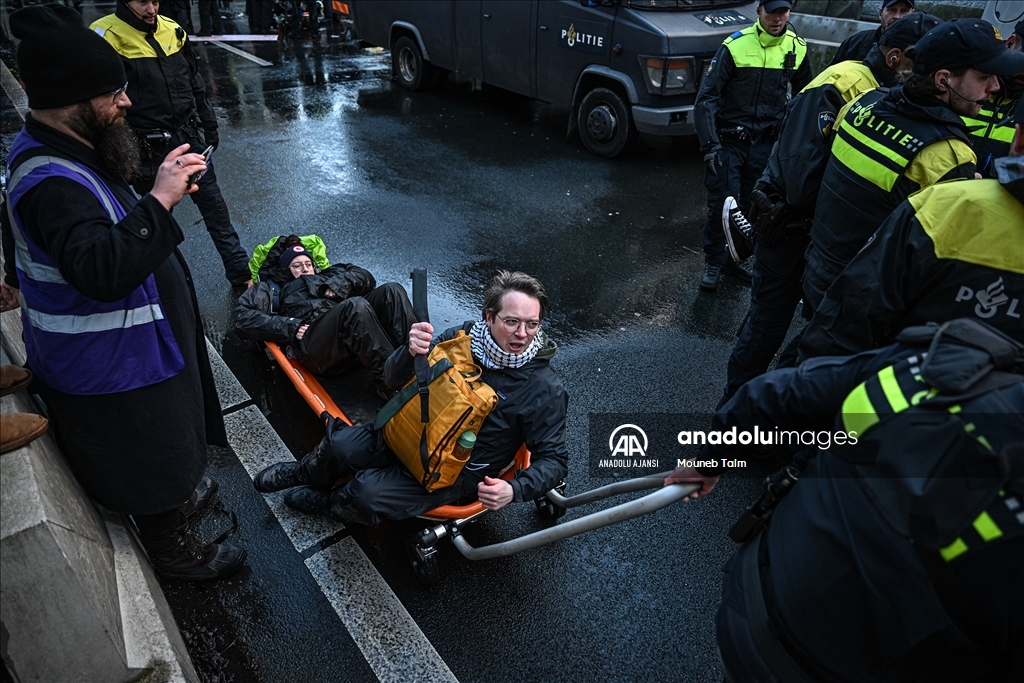 Lahey'de iklim protestosuna polis müdahalesi