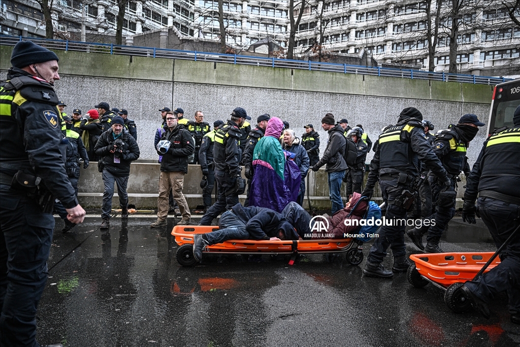 Hollanda’da iklim protestosuna polis müdahale etti 