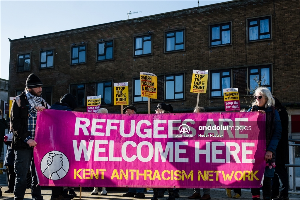 Dover’da göçmen karşıtı miting yerine karşı protesto düzenlendi