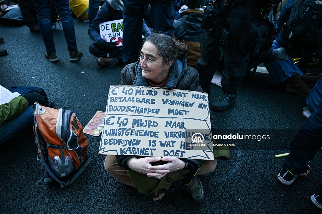 Hollanda’da iklim protestosuna polis müdahale etti 