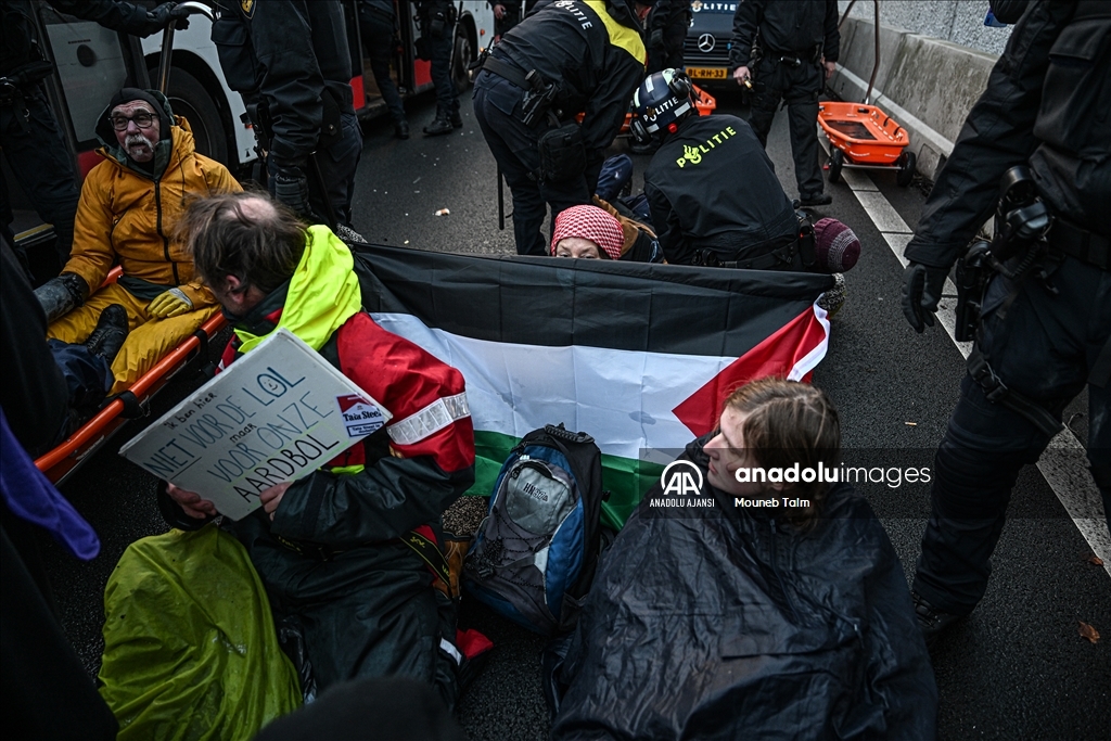 Lahey'de iklim protestosuna polis müdahalesi