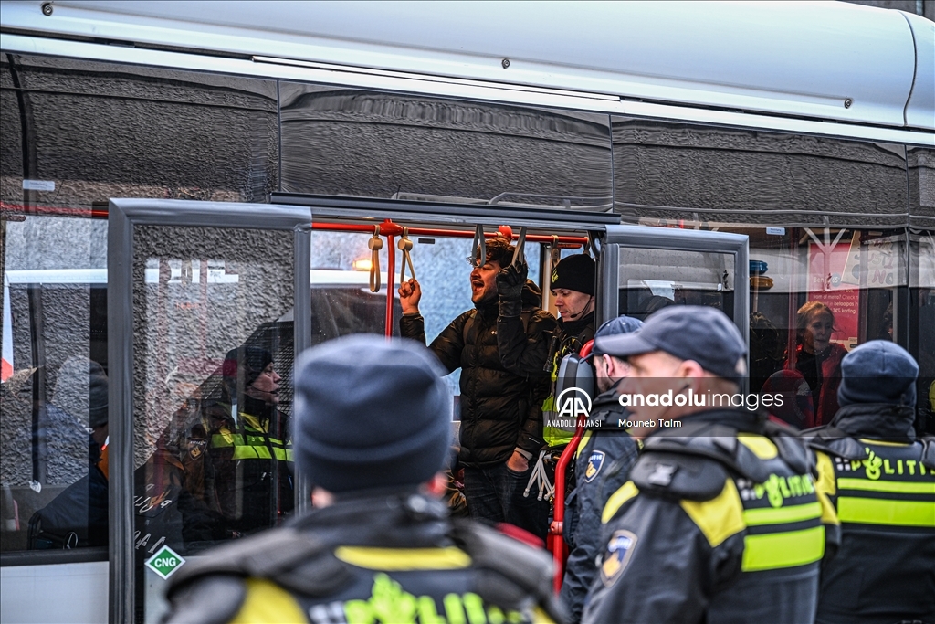 Lahey'de iklim protestosuna polis müdahalesi