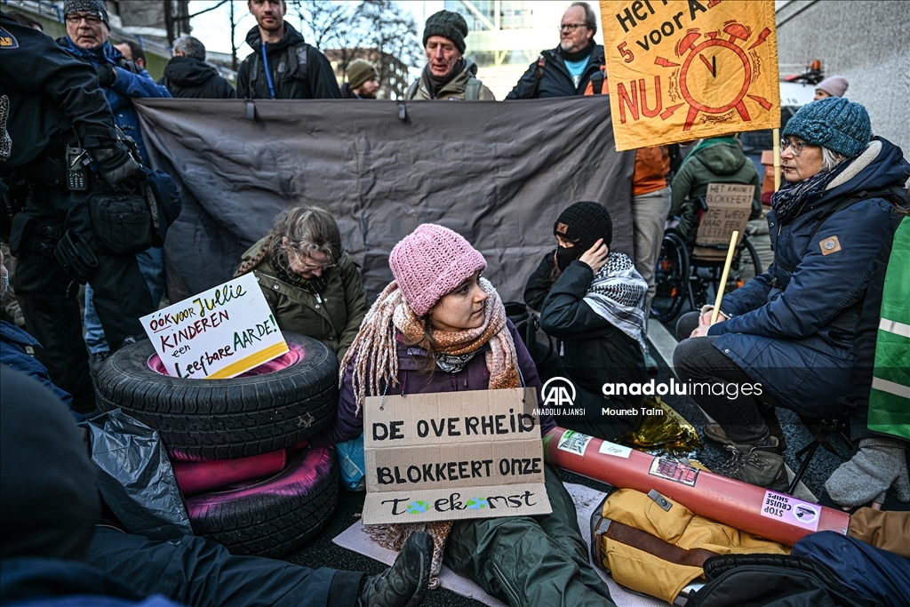 Hollanda’da iklim protestosuna polis müdahale etti 