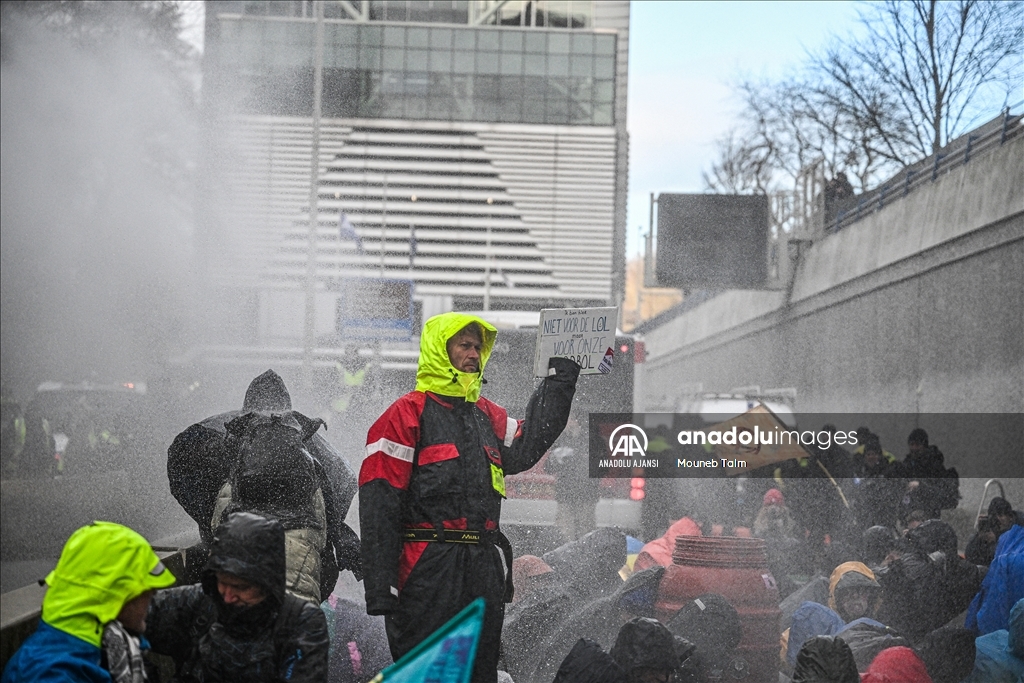 Hollanda’da iklim protestosuna polis müdahale etti 