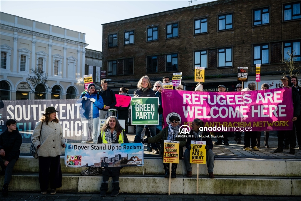 Dover’da göçmen karşıtı miting yerine karşı protesto düzenlendi