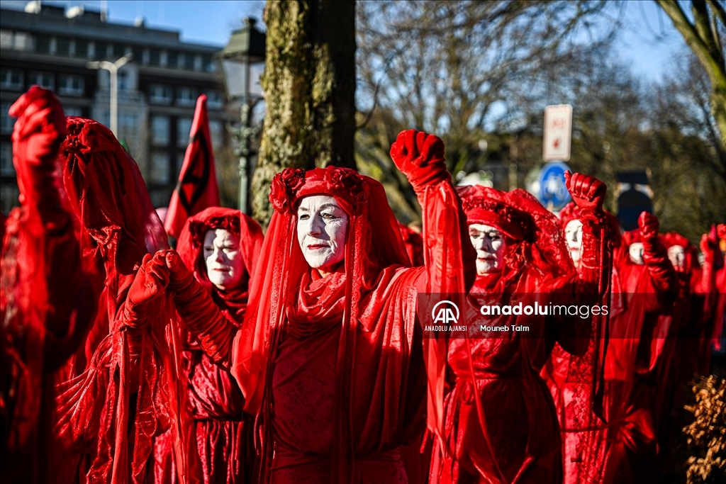 Hollanda’da iklim protestosuna polis müdahale etti 