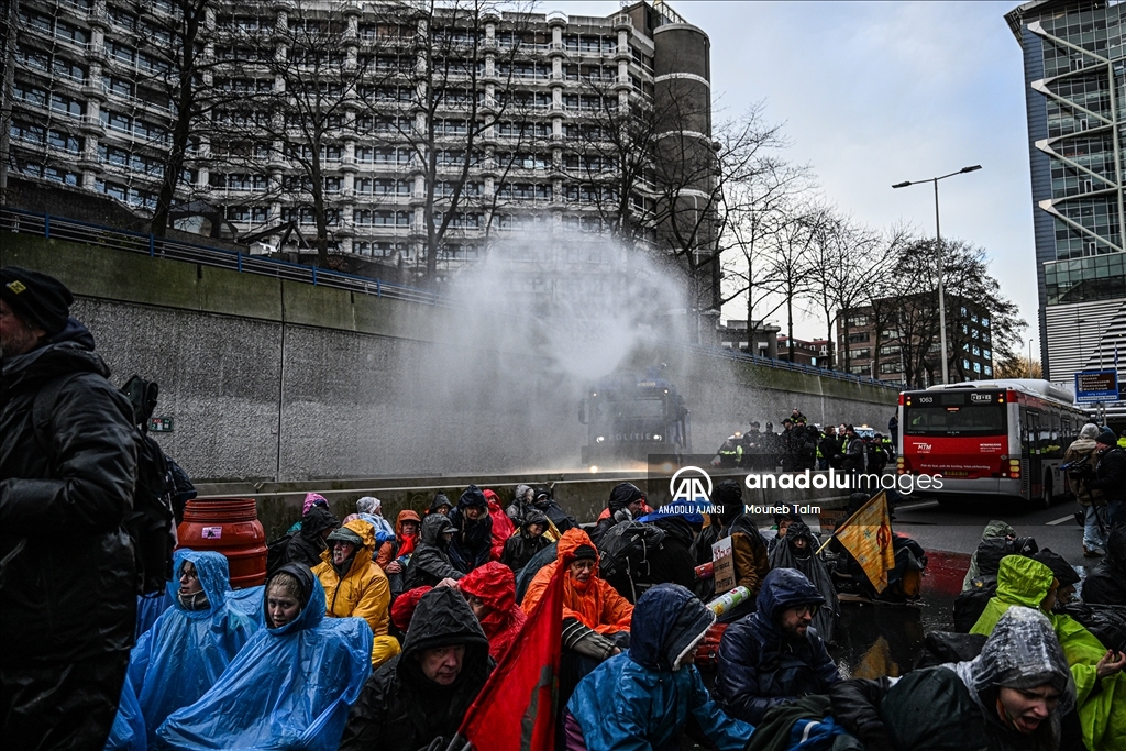 Hollanda’da iklim protestosuna polis müdahale etti 