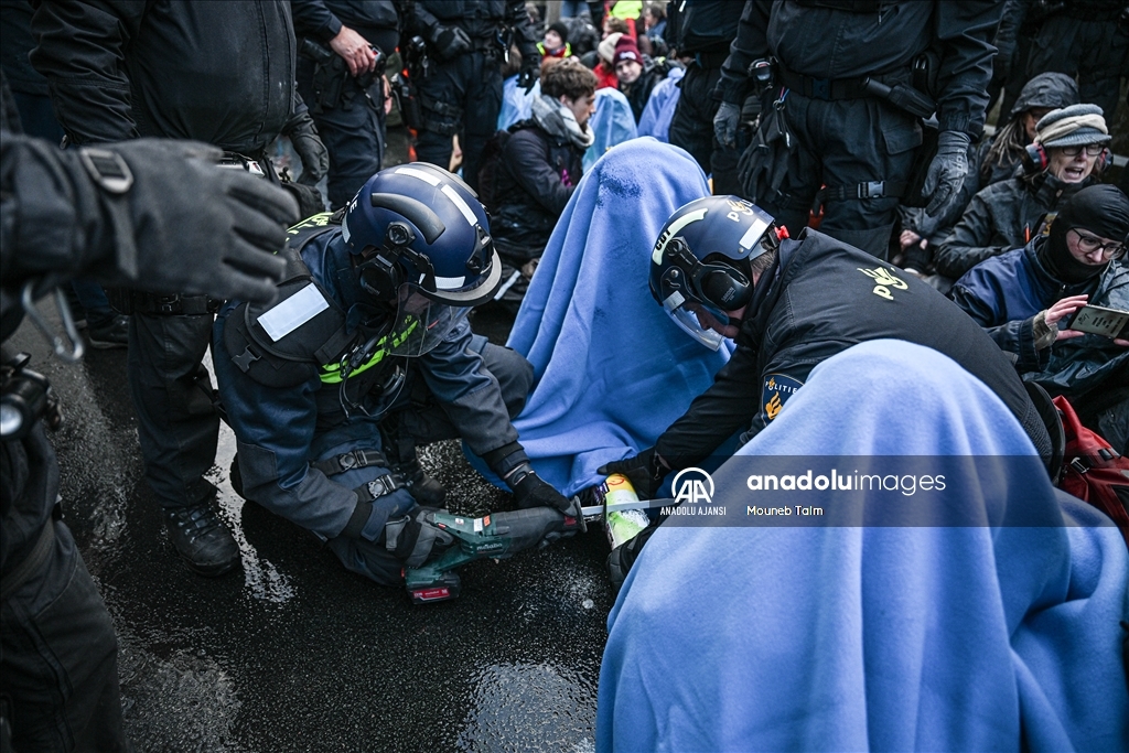 Lahey'de iklim protestosuna polis müdahalesi