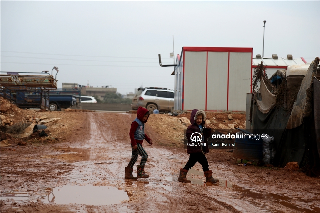 Baas rejimi devrilince köylerine dönebilen Suriyeliler yardım bekliyor