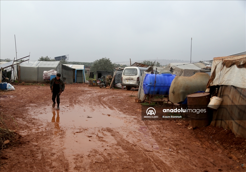 Baas rejimi devrilince köylerine dönebilen Suriyeliler yardım bekliyor