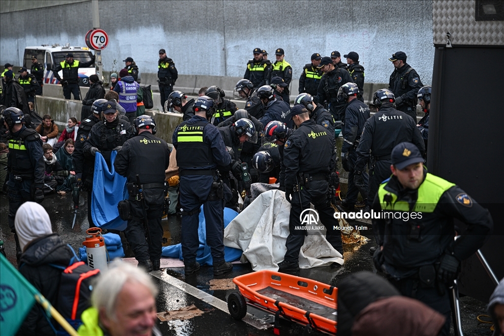 Lahey'de iklim protestosuna polis müdahalesi