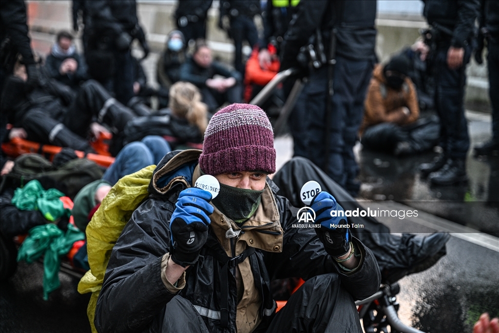 Lahey'de iklim protestosuna polis müdahalesi