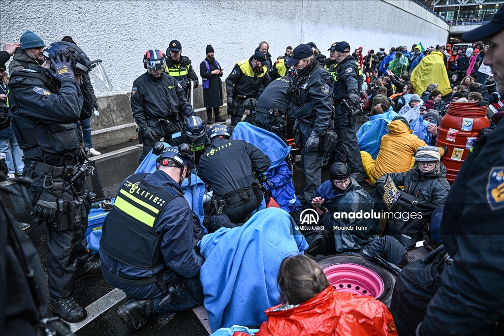 Lahey'de iklim protestosuna polis müdahalesi