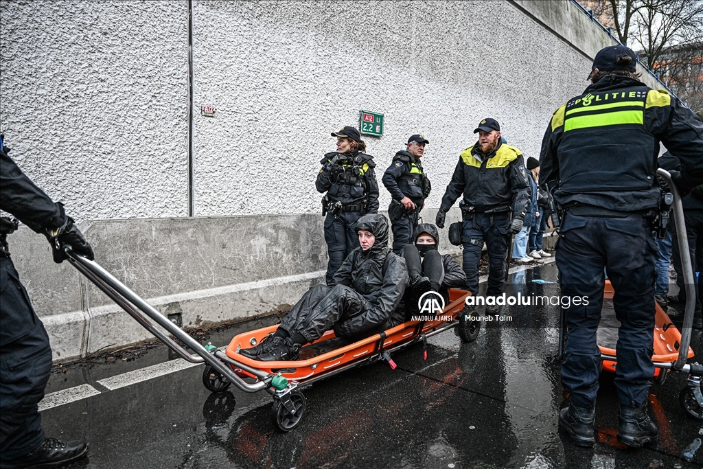 Lahey'de iklim protestosuna polis müdahalesi