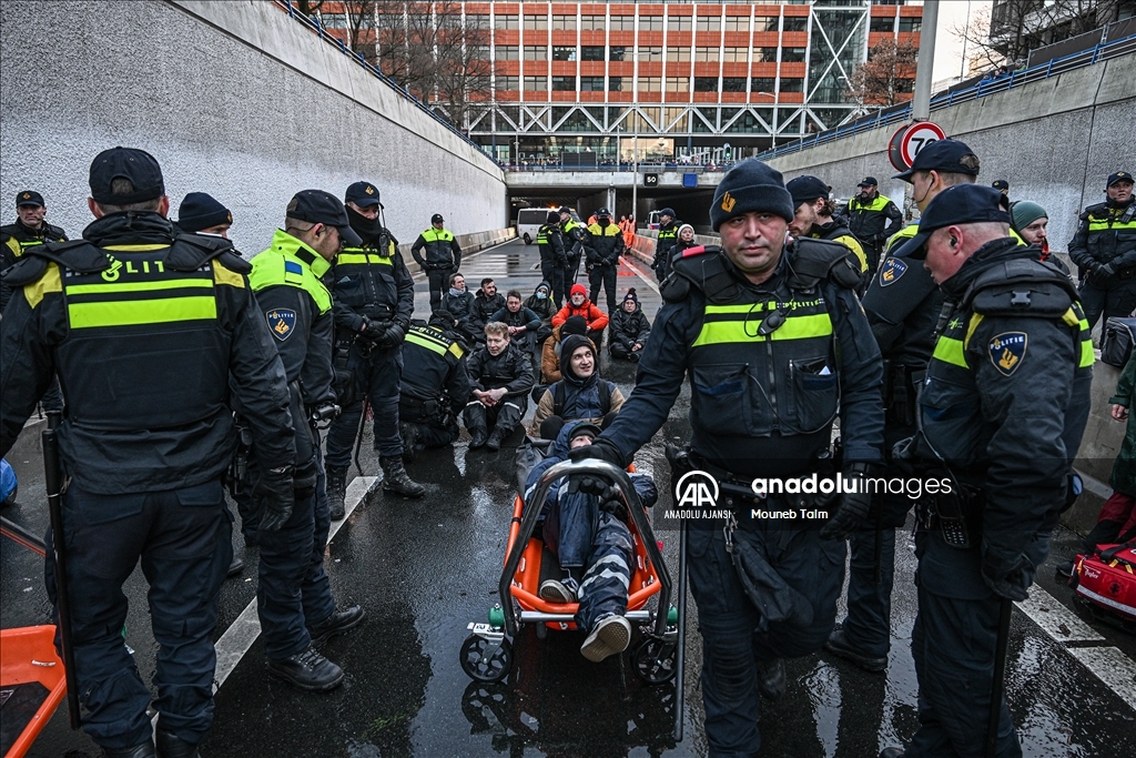 Lahey'de iklim protestosuna polis müdahalesi