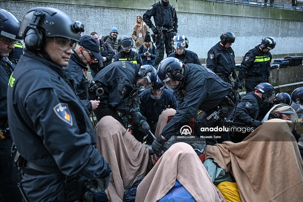 Lahey'de iklim protestosuna polis müdahalesi