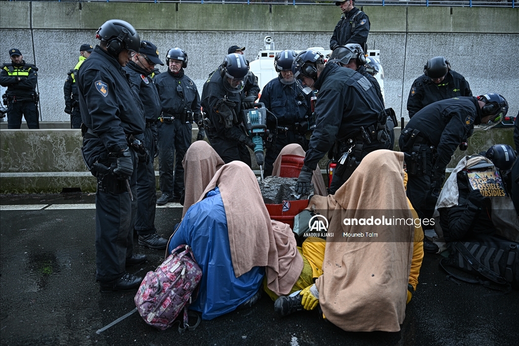 Lahey'de iklim protestosuna polis müdahalesi