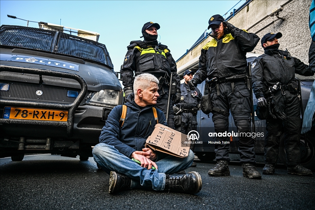 Hollanda’da iklim protestosuna polis müdahale etti 