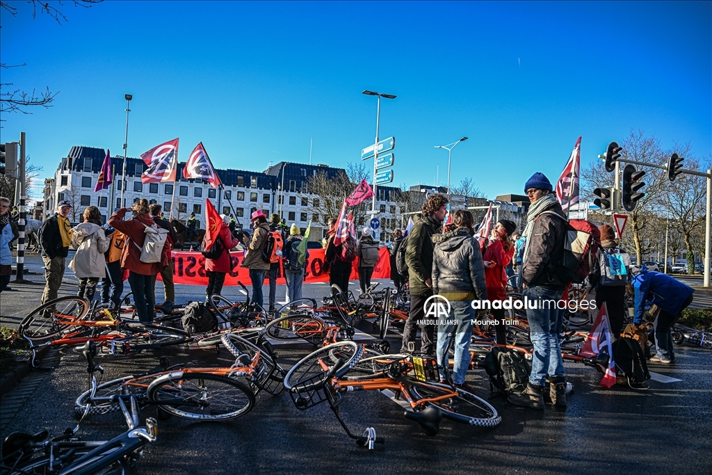 Hollanda’da iklim protestosuna polis müdahale etti 