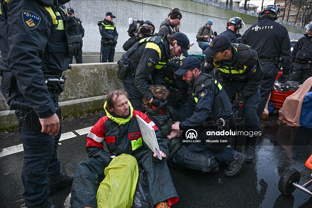 Lahey'de iklim protestosuna polis müdahalesi