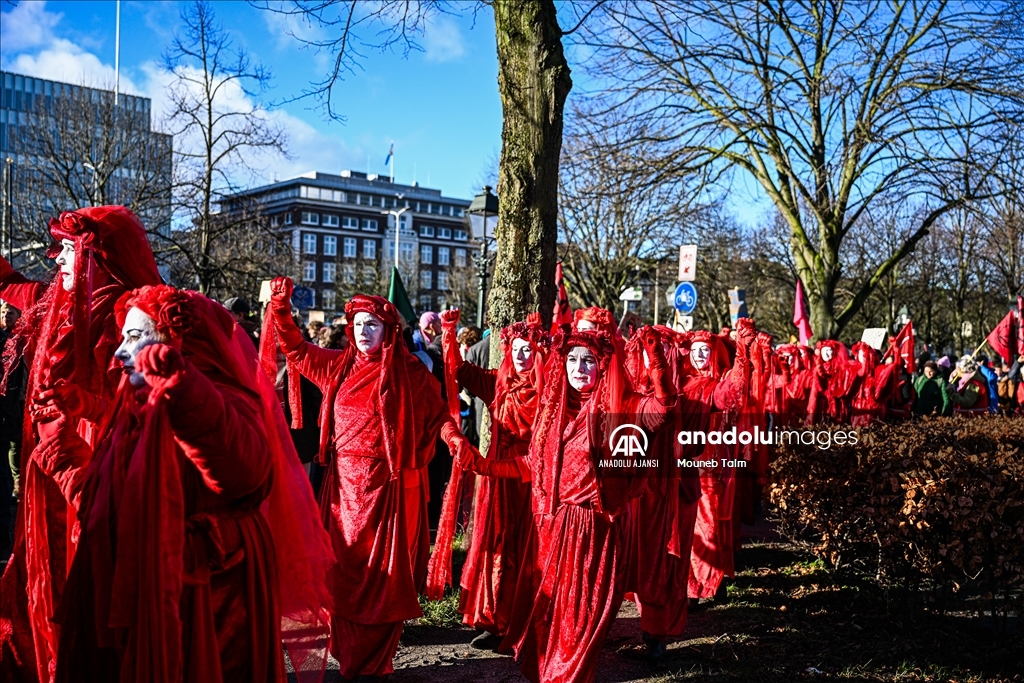 Hollanda’da iklim protestosuna polis müdahale etti 