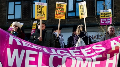 Dover’da göçmen karşıtı miting yerine karşı protesto düzenlendi