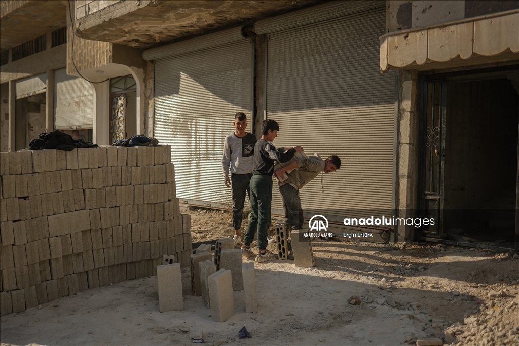 Humus'ta Esed rejiminin bombalayarak hayalet kente çevirdiği mahalleler görüntülendi
