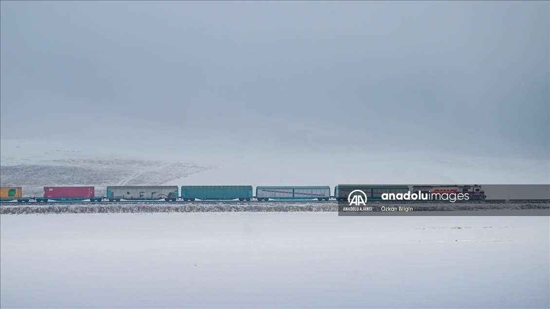 Van'da TCDD yük treni karlı arazileri geçerken görüntülendi