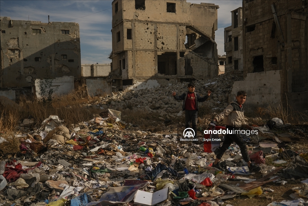 Humus'ta Esed rejiminin bombalayarak hayalet kente çevirdiği mahalleler görüntülendi